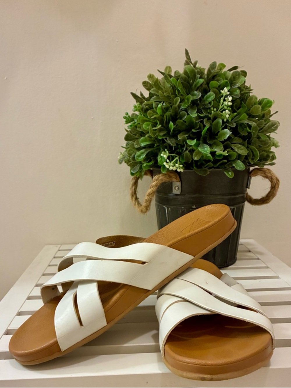 Women's White  Reefs Crisscross Slide Sandals 🌺